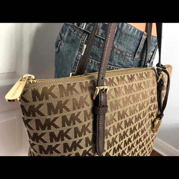 MICHAEL KORS LARGE SAFFIANO LEATHER SHOULDER TOTE - Picture 5 of 8